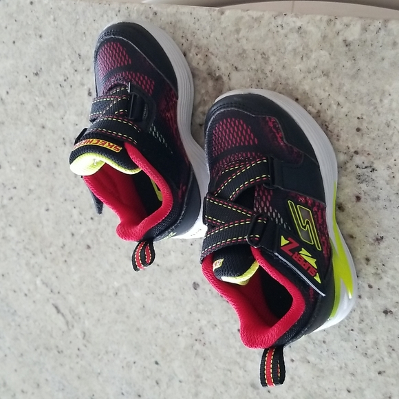 Sketchers Light up runners - Picture 4 of 8